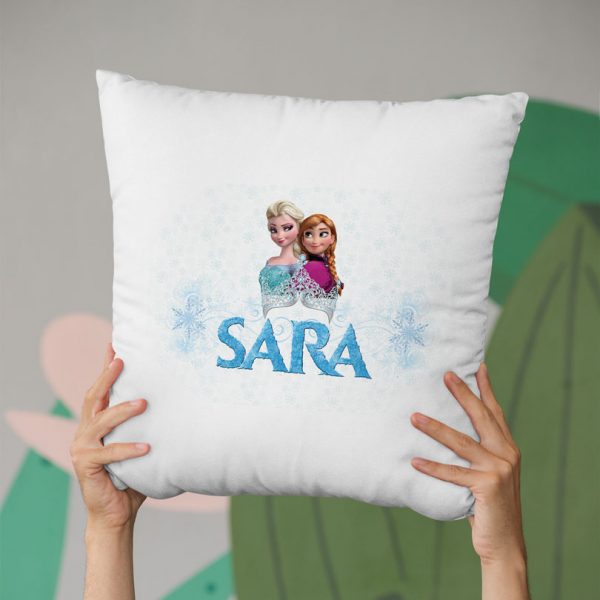 Pernă personalizată cu Elsa, cadoul perfect în 6 variante Pernă personalizată cu Elsa, cadoul perfect în 6 variante