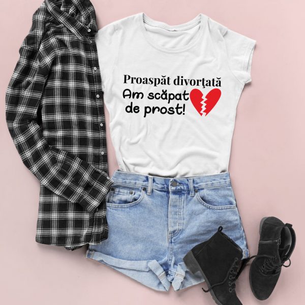 Tricou cu mesaj Proaspăt Divorţată, am scăpat de prost Tricou cu mesaj Proaspăt Divorţată, am scăpat de prost