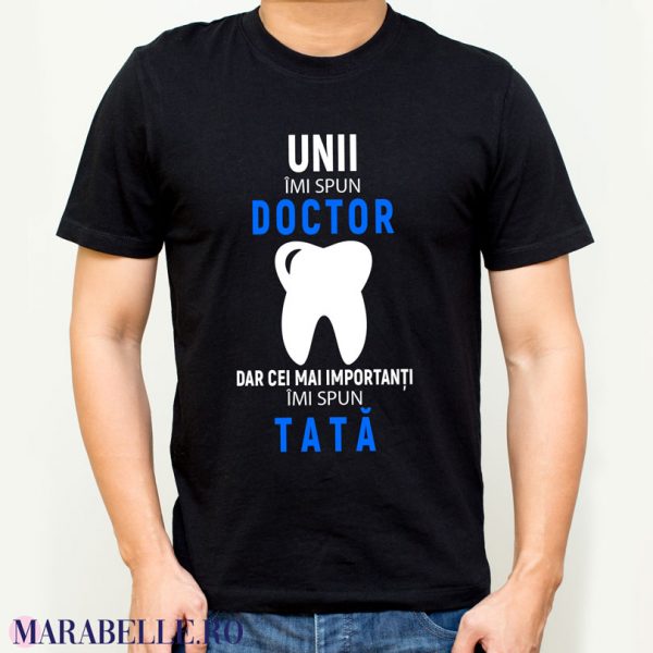 Tricou pentru doctori, Unii imi spui Doctor dar cei mai importanţi îmi spun tată Tricou pentru doctori, Unii imi spui Doctor dar cei mai importanţi îmi spun tată